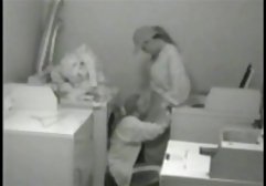 دو دوست دختر لباس کردن دقیق تر، آنها در مقابل یک آینه قرار دارند، ایستاده در شورت. آنها لبخند می زنند فیلم سوپرامریکایی با شادی. و مردی که تصمیم گرفت دختران را در لباس پوشیدن جاسوسی کند