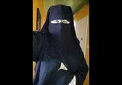 او خیلی نزدیک به دوربین برمی خورد که یک سبزه فیلم های سوپر دانلود می کند
