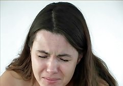 دختر بیدمشک می داند که چگونه سر خود را برای دیدار با یک عضو فیلم سوپر ویدیو حرکت می دهد!