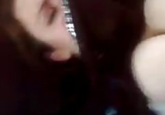 با پوشیدن جوراب های صورتی مادرش، یک جوان جوان پوست را از بین می برد، نان هایش را گسترش می دهد، الاغ الاستیک اش را می کند و از خروس هیجان زده او را فیلم سوپر عربی می کشد
