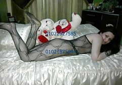 جینا اویور، لباس سیاه و سفید فیلم سوپر دختر پسر تنگ، به شدت فریاد می زند در چکمه های صورتی