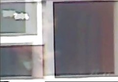لولا فوکس، سبزه زرق و برق دار، بچه ها را با الاغ تصاویری از فیلم سوپر بزرگش گول می زند